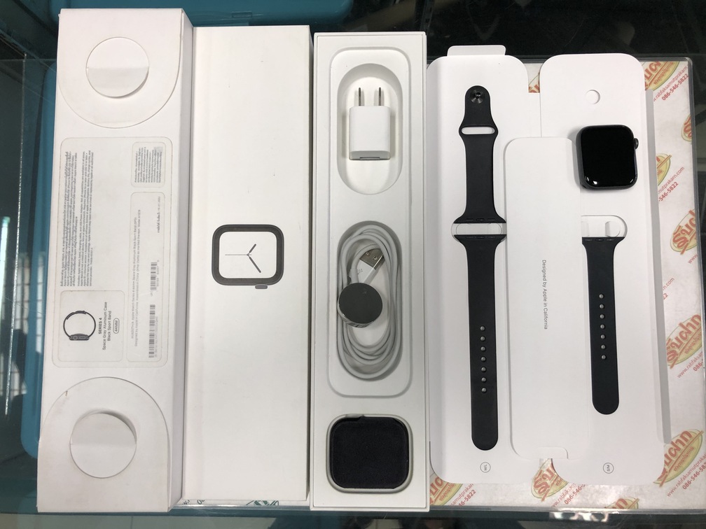 ขาย Apple Watch Series 4 GPS Aluminum 44mm สีดำ สภาพ90% มีรอยขนแมวนิดหน่อย เครื่องศูนย์ไทย อุปกรณ์ครบกล่อง ประกันหมดแล้วแต่ใช้งานได้100%