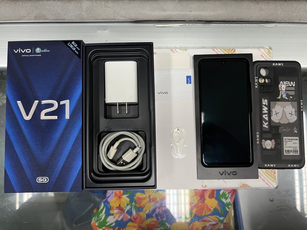 ขายถูก Vivo V21 5G Ram8GB Rom128GB จอ6.44 นิ้ว สภาพ90% มีรอยขนแมวนิดหน่อยโดยรวมแล้วสวย สีDusk Blue อุปกรณ์มี ตัวเครื่อง+หัวชาร์จ+สายชาร์จ+เข็ม+คู่มือ+กล่อง