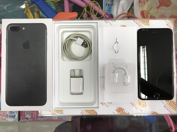 iPhone 7 Plus 32GB สีดำ สภาพเครื่อง90% มีรอยขนแมวนิดหน่อย ศูนย์ไทย ครบกล่องขาดหูฟัง