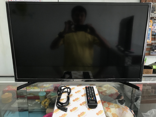 ทีวี Samsung รุ่นUA32N4003AKXXT ขนาดจอ32นิ้ว เล่นเน็ตไม่ได้ มีสายไฟ+รีโมท