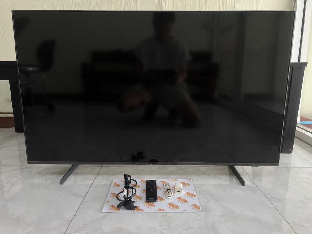 ขายถูกๆ ทีวีจอใหญ่43นิ้ว เป็นSmart TV เล่นเน็ตได้ เป็นรุ่น Samsung UA43DU7700KXXT เครื่องสีดำ อุปกรณ์มี ตัวทีวี+สายไฟ+รีโมท+สายชาร์จรีโมท