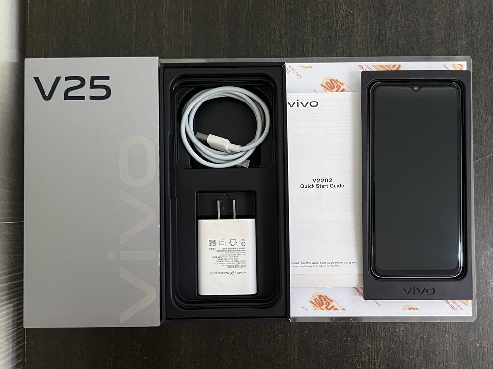 ขายถูกๆ Vivo V25 5G Ram8GB Rom256GB สภาพสวย90% สีดำ อุปกรณ์ครบกล่อง(ขาดเข็ม)มี ตัวเครื่อง+หัวชาร์จ+สายชาร์จ+คู่มือ+กล่อง ไม่ติดสัญญารายเดือน ประกันหมดแล้ว